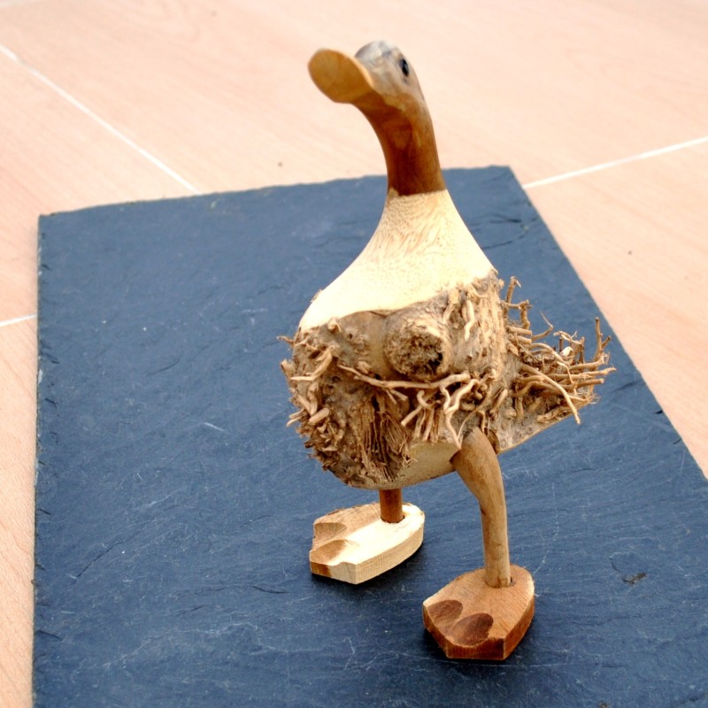 Grand canard humoristique en maillot rouge vintage, fait main en bois et bambou.