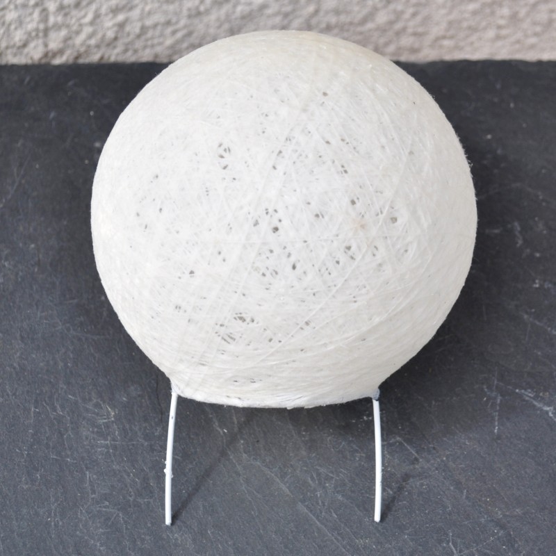 Globe rond en fils de coton et résine