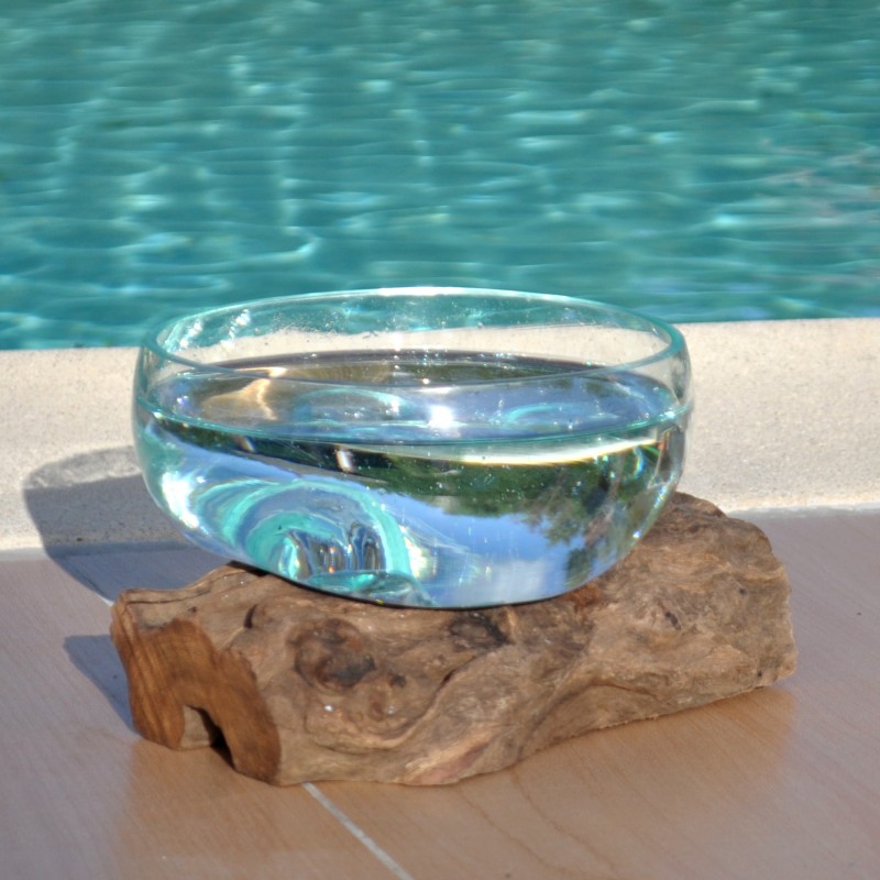 Un terrarium, saladier ou ramequin en verre recyclé soufflé coulé en fusion sur du bois flotté.
