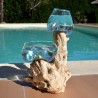 Un vase et un terrarium en verre recyclé soufflé en fusion directement sur du bois flotté, les verres sont amovibles