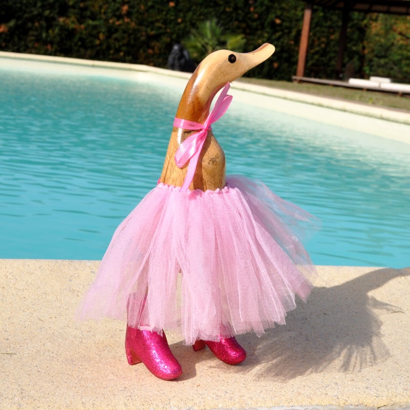 Un grand canard rigolo en danseuse en tut rose, fait main en bois de teck et bambou.