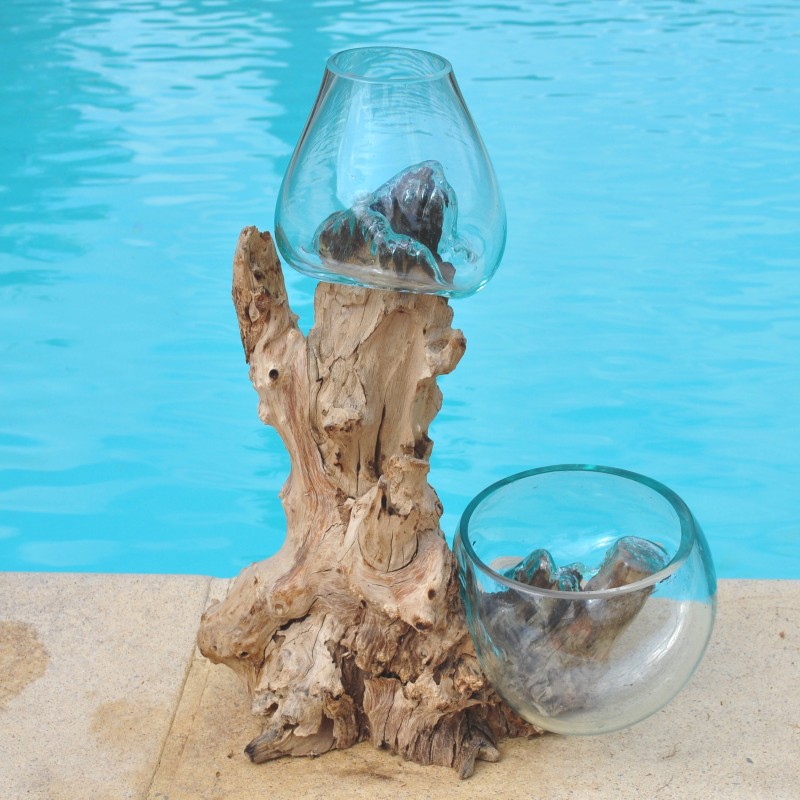 Un vase et un terrarium en verre recyclé soufflé en fusion directement sur du bois flotté, les verres sont amovibles
