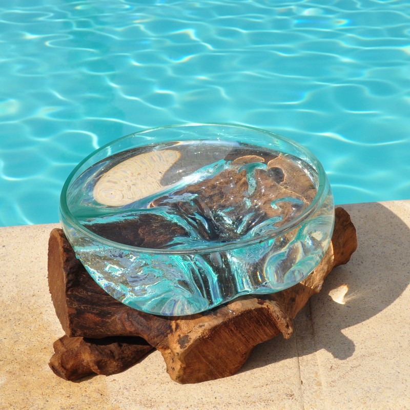 Saladier ou ramequin en verre recyclé soufflé à la bouche en fusion sur du bois flotté.