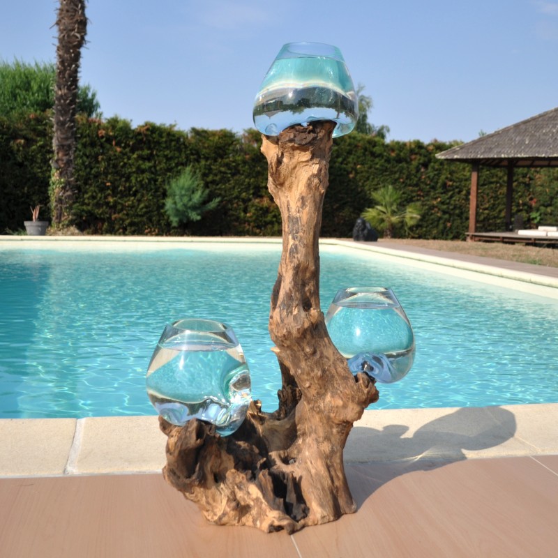 Trois vases en verre recyclé soufflés et moulés en fusion directement sur du bois flotté