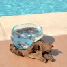 Terrarium, saladier ou ramequin en verre recyclé soufflé coulé en fusion sur du bois flotté.