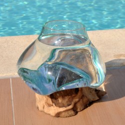 Ce vase est en verre recyclé soufflé à la bouche en fusion sur du bois flotté.