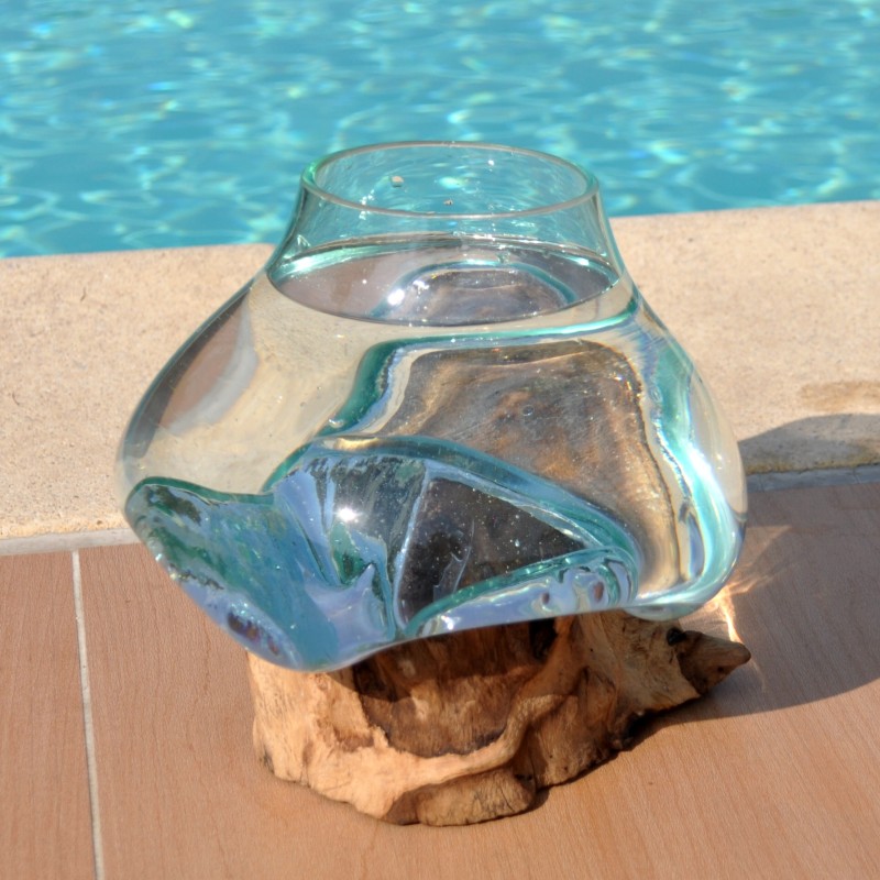 Ce vase est en verre recyclé soufflé à la bouche en fusion sur du bois flotté.