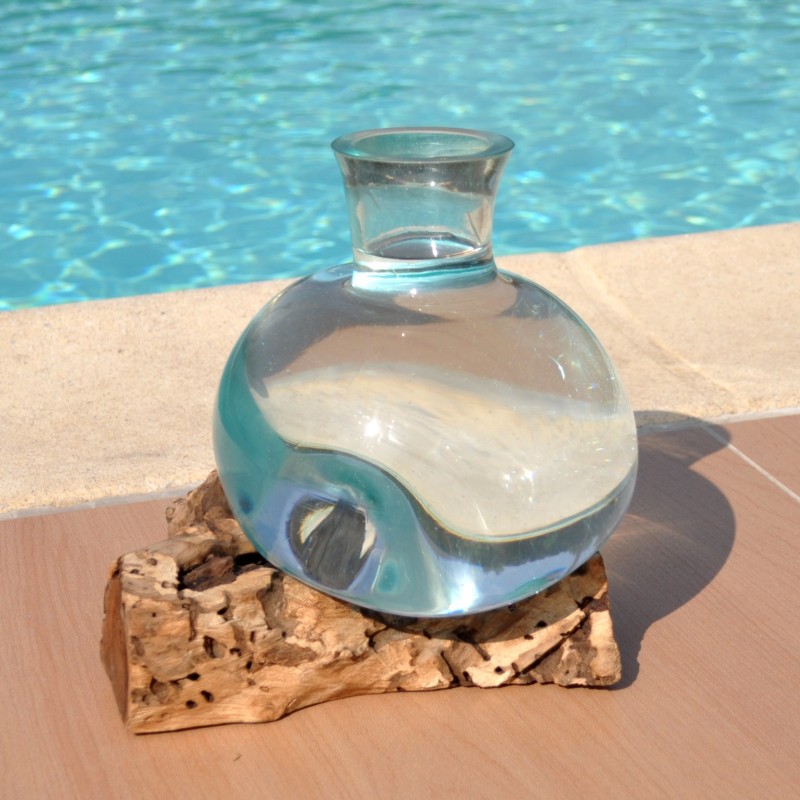 Verre recyclé soufflé et moulé sur du bois flotté