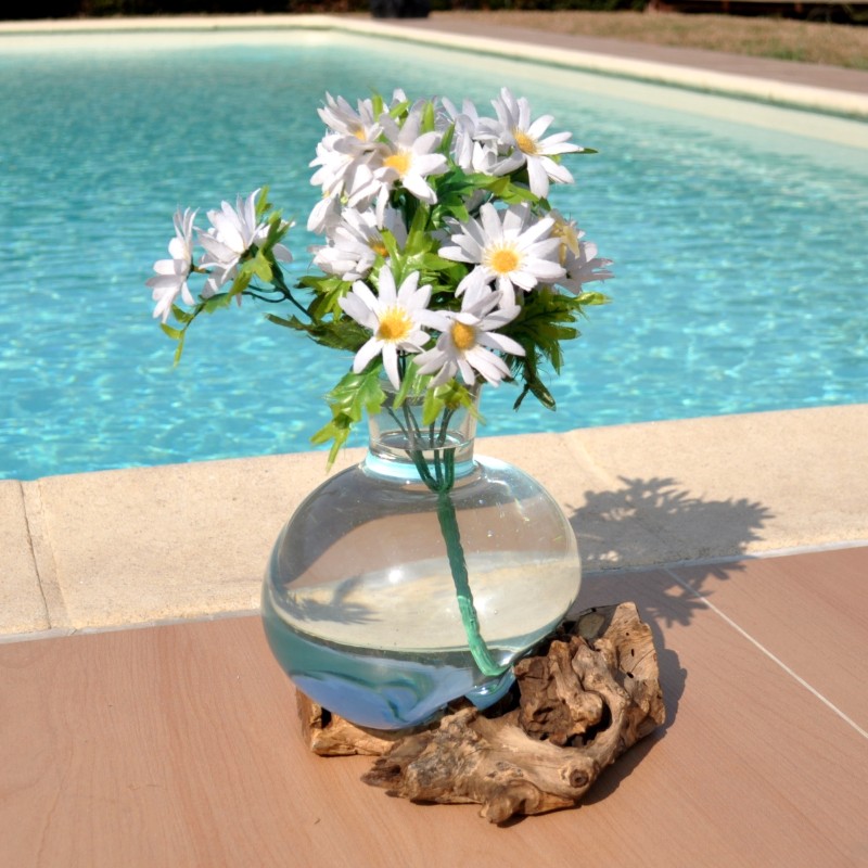 Verre recyclé soufflé et moulé sur du bois flotté