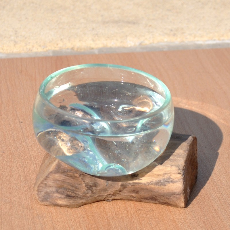 Un terrarium, saladier ou ramequin en verre recyclé soufflé coulé en fusion sur du bois flotté.