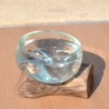 Un terrarium, saladier ou ramequin en verre recyclé soufflé coulé en fusion sur du bois flotté.