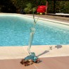 Un soliflore tortueux en verre soufflé et moulé sur du bois flotté