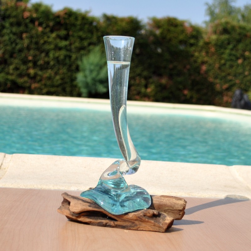 Un soliflore vrillé et torsadé en verre soufflé et moulé sur du bois flotté