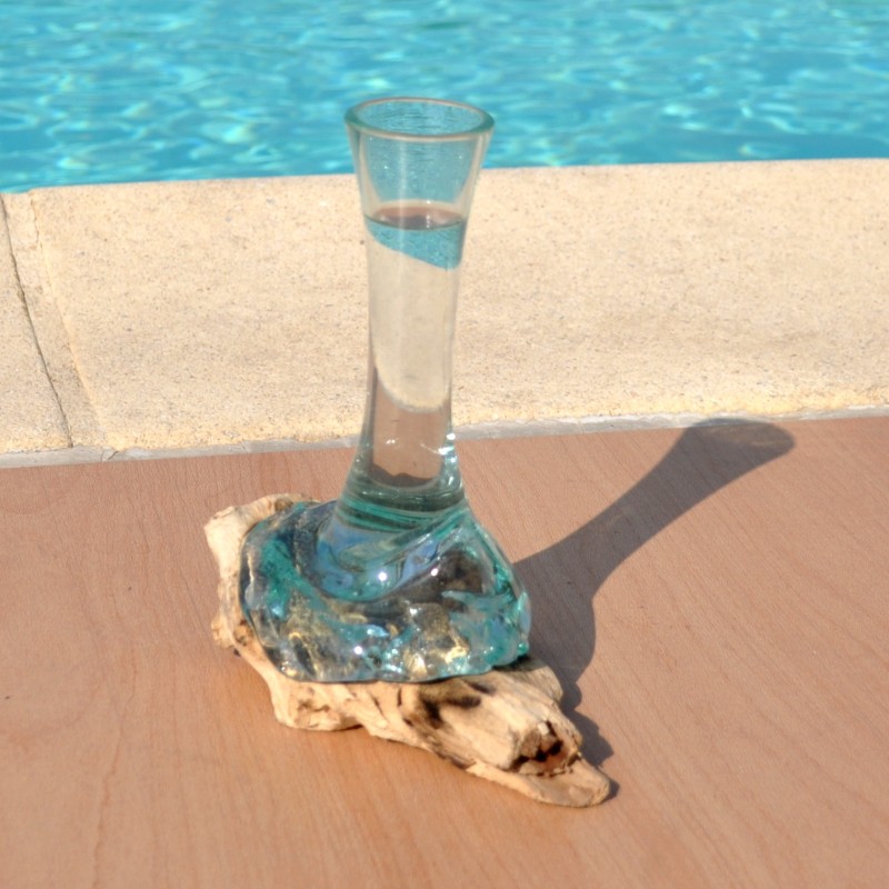 Un soliflore en verre recyclé soufflé en fusion sur du bois flotté et le verre se sort pour le lavage