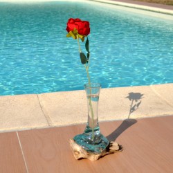 Le verre de soliflore fait en verre recyclé soufflé en fusion sur du bois flotté se sort pour le lavage