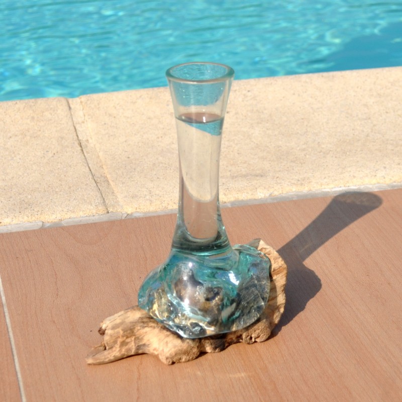 Un soliflore en verre recyclé soufflé en fusion sur du bois flotté et le verre se sort pour le laver.