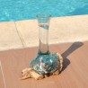 Un soliflore en verre recyclé soufflé en fusion sur du bois flotté et le verre se sort pour le laver.