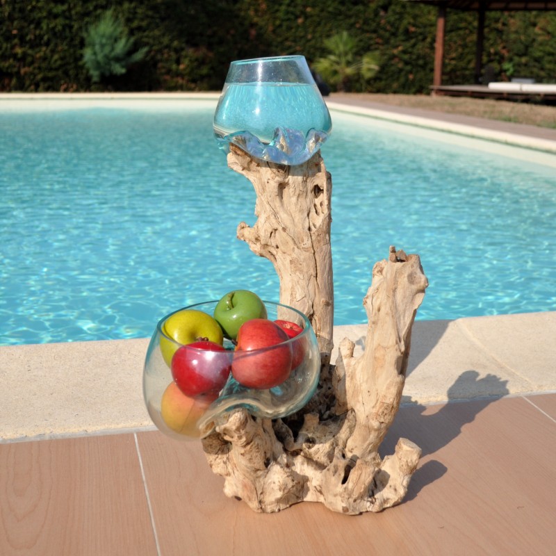 Un vase et un terrarium en verre recyclé soufflé en fusion directement sur du bois flotté, les verres sont amovibles