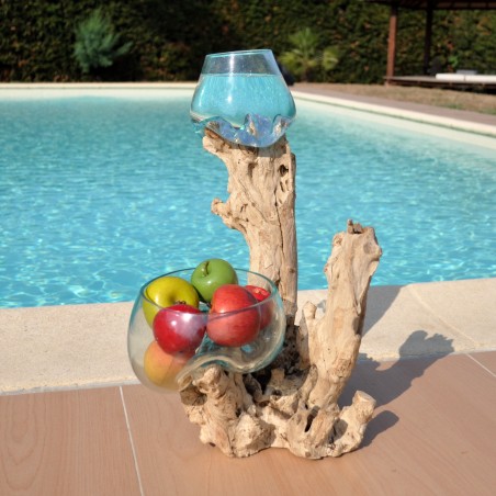 Un vase et un terrarium en verre recyclé soufflé en fusion directement sur du bois flotté, les verres sont amovibles