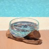 Un saladier ou un terrarium en verre recyclé soufflé à la bouche en fusion sur du bois flotté.