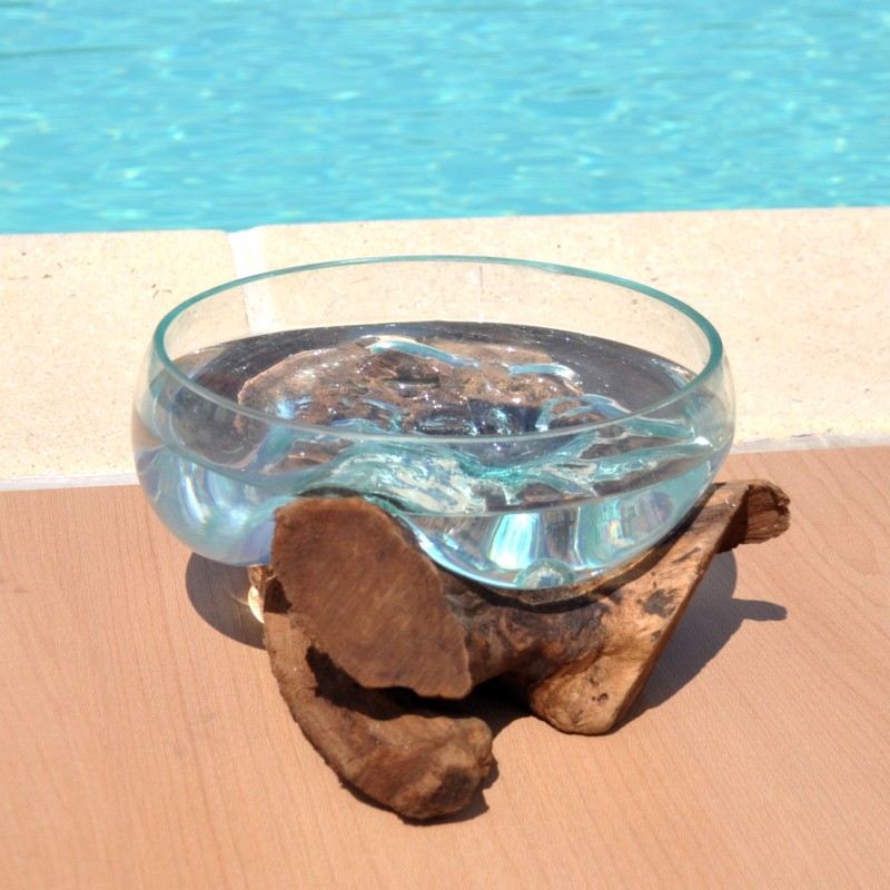 Saladier ou terrarium en verre recyclé soufflé à la bouche en fusion sur du bois flotté.