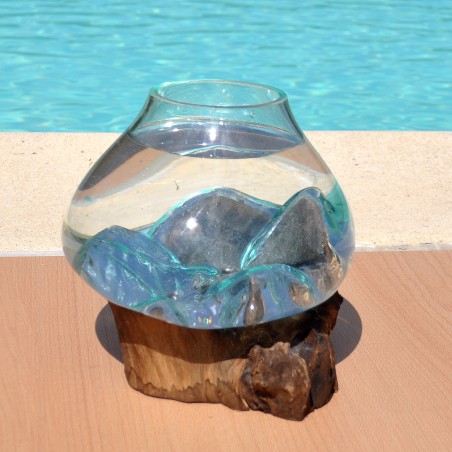 Ce vase est en verre recyclé soufflé à la baouche en fusion sur du bois flotté.