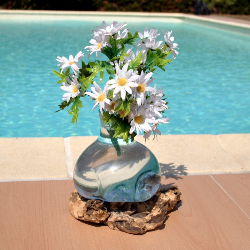 Une carafe à décanter ou un vase en verre recyclé soufflé à la bouche sur du bois flotté.