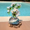 Une carafe à décanter ou un vase en verre recyclé soufflé à la bouche sur du bois flotté.
