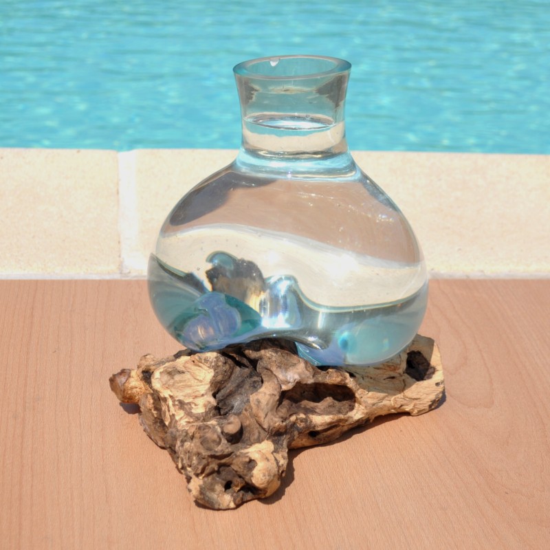 Carafe à décanter ou vase en verre recyclé soufflé à la bouche sur du bois flotté.