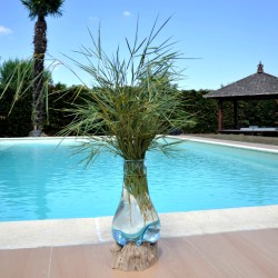 Vase en verre recyclé soufflé en fusion sur du bois flotté