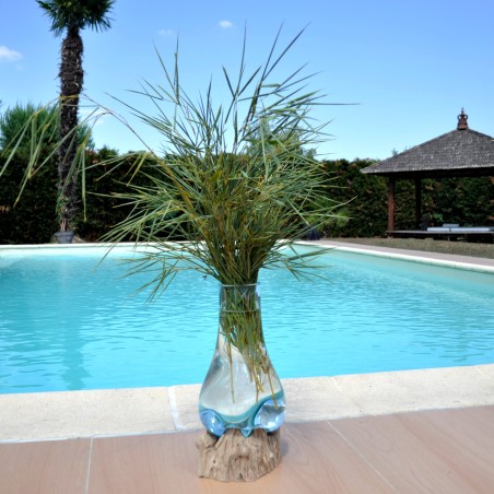 Vase en verre recyclé soufflé en fusion sur du bois flotté