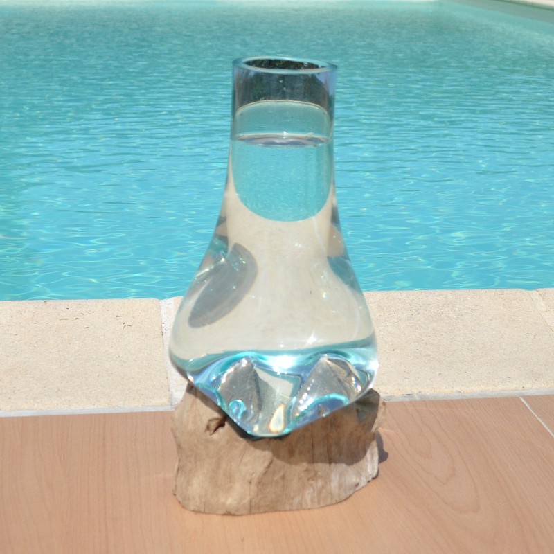 Carafe ou vase en verre recyclé soufflé en fusion sur du bois flotté de teck