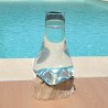 Carafe ou vase en verre recyclé soufflé en fusion sur du bois flotté de teck