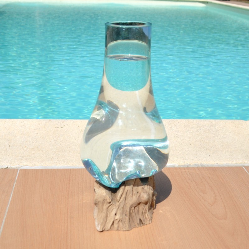 Vase en verre recyclé soufflé en fusion à la bouche sur du bois flotté
