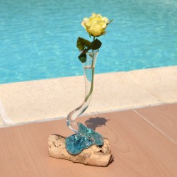 Un soliflore tortueux en verre soufflé à la bouche et moulé sur du bois flotté