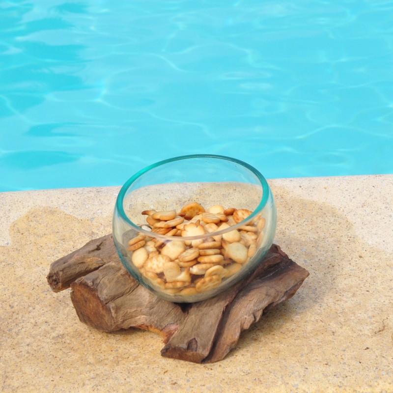 Verre recyclé soufflé à la bouche sur du bois flotté.