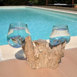 Deux aquariums en verre recyclé soufflé en fusion directement sur du bois flotté, pour le lavage, les verres sont amovibles.