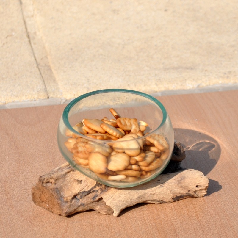 Terrarium, saladier ou ramequin en verre recyclé soufflé coulé en fusion sur du bois flotté.