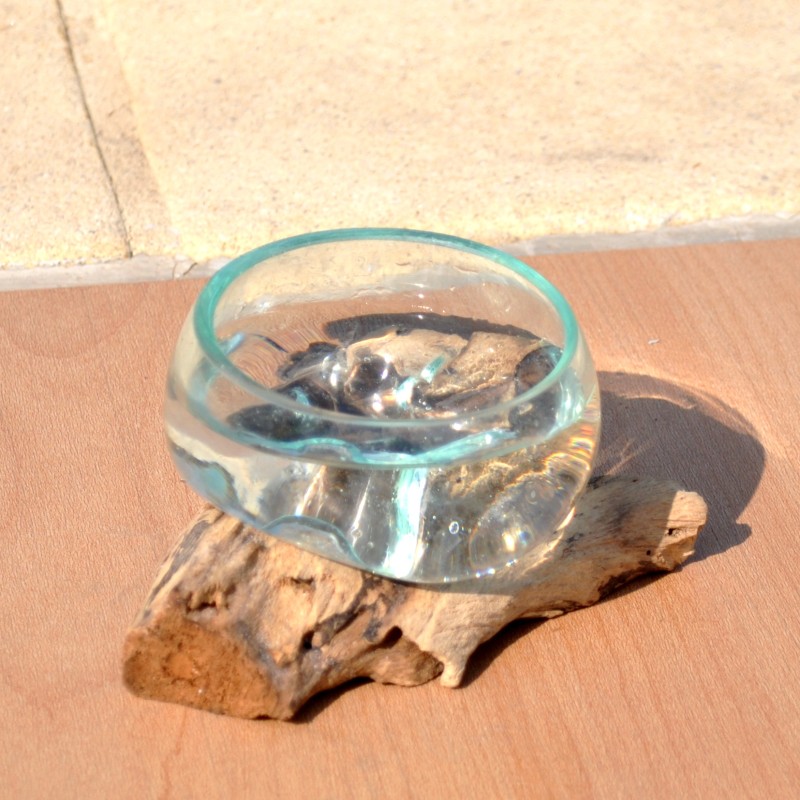 Un terrarium, saladier ou ramequin en verre recyclé soufflé coulé en fusion sur du bois flotté.