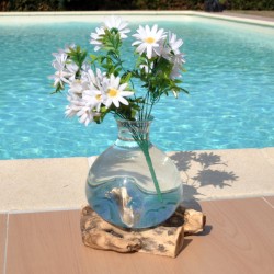 Une carafe à décanter ou un vase en verre recyclé soufflé à la bouche sur du bois flotté.