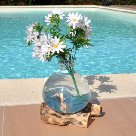 Une carafe à décanter ou un vase en verre recyclé soufflé à la bouche sur du bois flotté.
