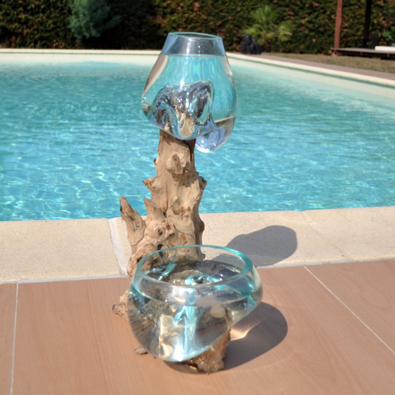Un vase et un terrarium en verre recyclé soufflé directement sur du bois flotté, les verres sont amovibles