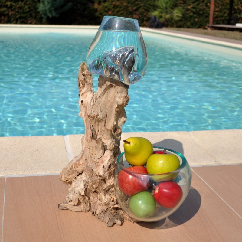 Un vase et un terrarium en verre recyclé soufflé en fusion sur du bois flotté, les verres sont amovibles