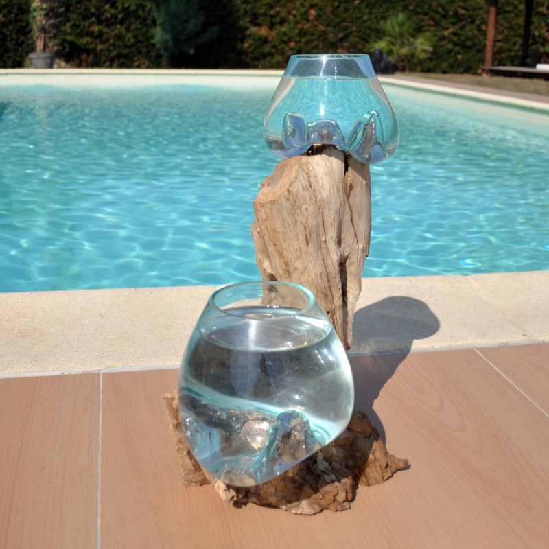 Deux aquariums en verre recyclé soufflé en fusion directement sur du bois flotté, les verres sont amovibles