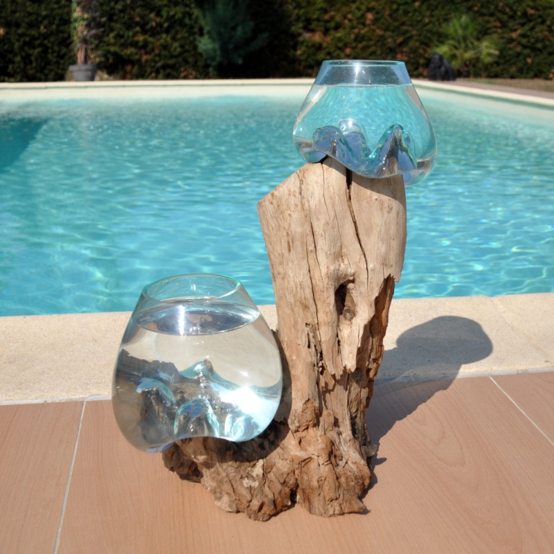 Ce sont deux aquariums en verre recyclé soufflé en fusion directement sur du bois flotté, les verres sont amovibles
