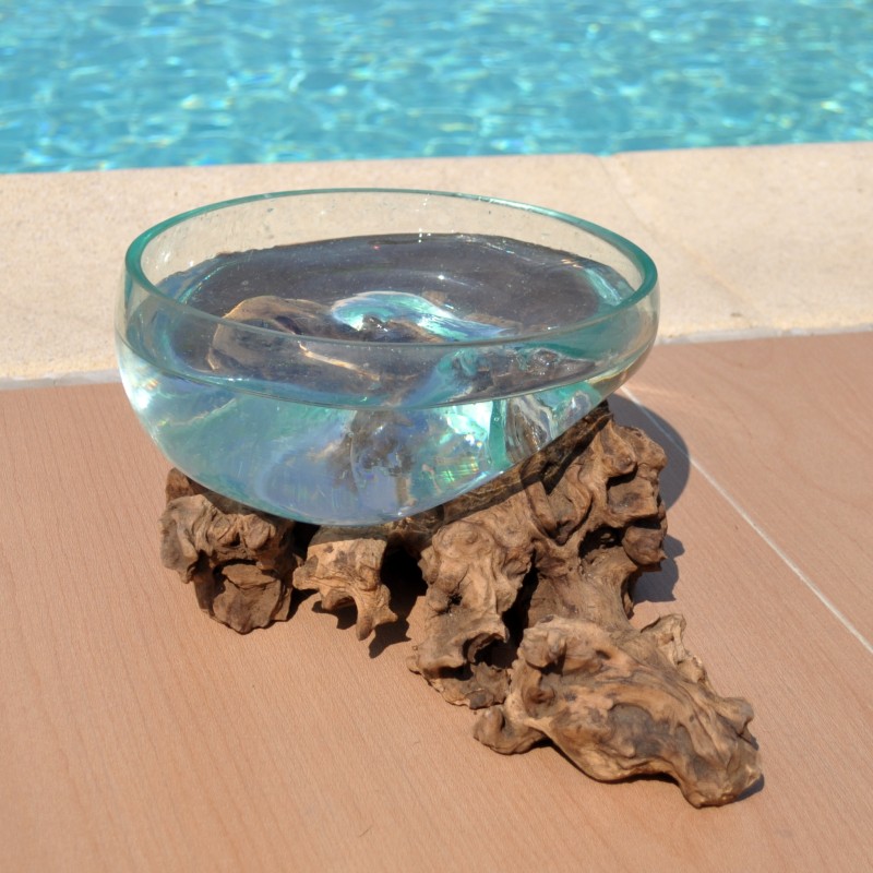 Ce saladier ou ramequin a été fait en verre recyclé soufflé à la bouche en fusion sur du bois flotté.
