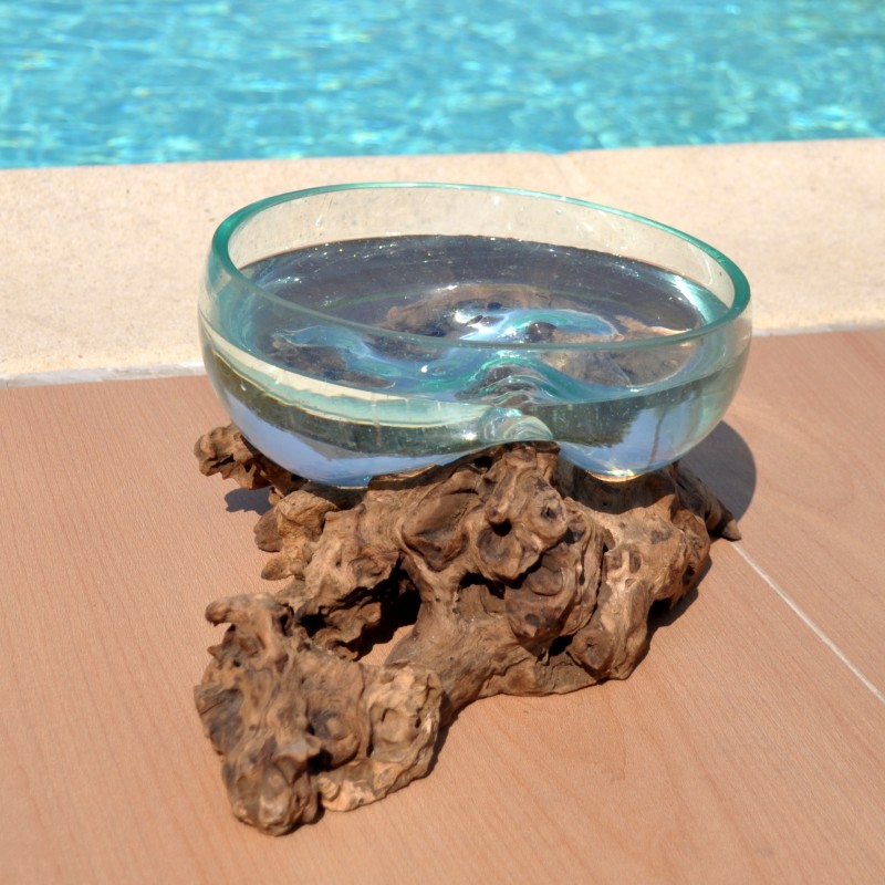 Saladier ou ramequin en verre recyclé soufflé à la bouche en fusion sur du bois flotté.