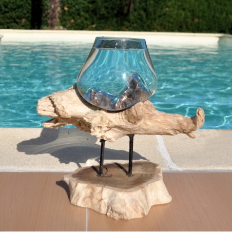 Aquarium en verre recyclé soufflé sur du bois flotté.