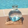 Verre recyclé soufflé et moulé sur du bois flotté.