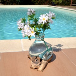 Une carafe à décanter ou un vase en verre recyclé soufflé à la bouche sur du bois flotté.